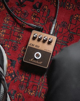 El pedal Marshall JCM900 Overdrive conectado a un amplificador.