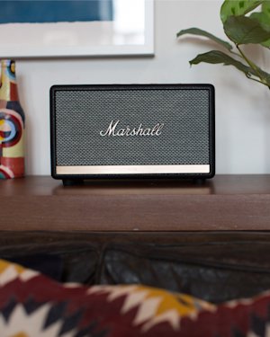 Marshall home speaker chez Nilufer Yanya et Elif Yanya.