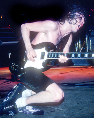 ステージでギターを弾くアンガス・ヤング