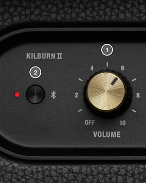 Haut de l'enceinte Kilburn II. Le bouton de volume et le bouton Bluetooth sont marqués des chiffres 1 et 2, de droite à gauche.