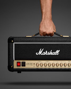 Una mano sujetando el cabezal Studio 900