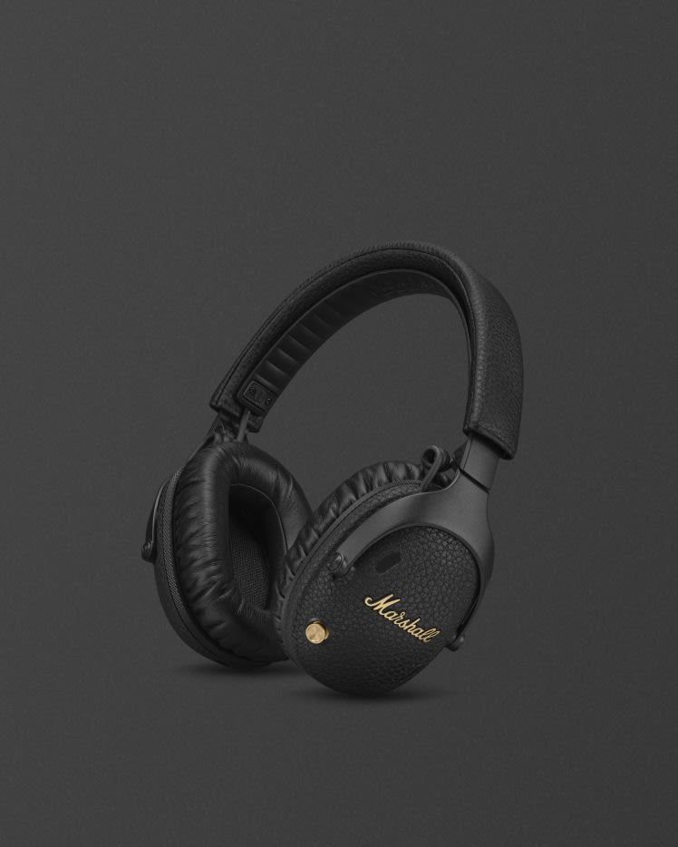 Marshall Monitor III A.N.C. Auriculares over-ear bluetooth negros con detalles dorados sobre fondo oscuro.