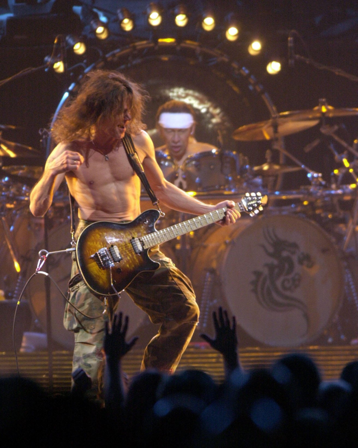 Eddie Van Halen spielt live auf der Bühne