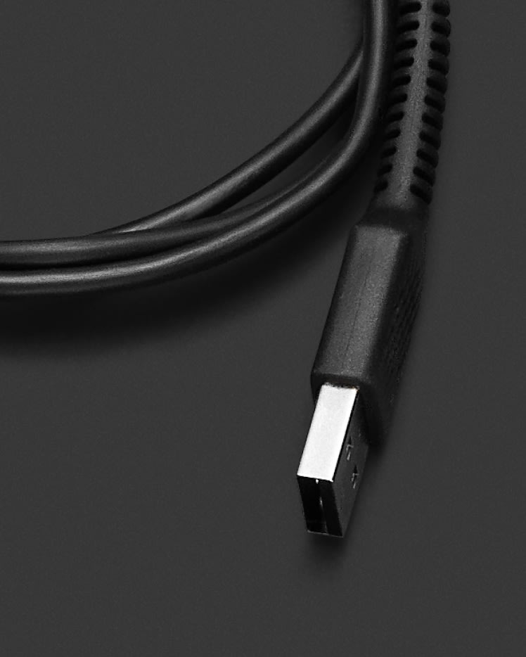 Un CABLE DE CARGA LARGO USB-C Marshall sobre una superficie negra.