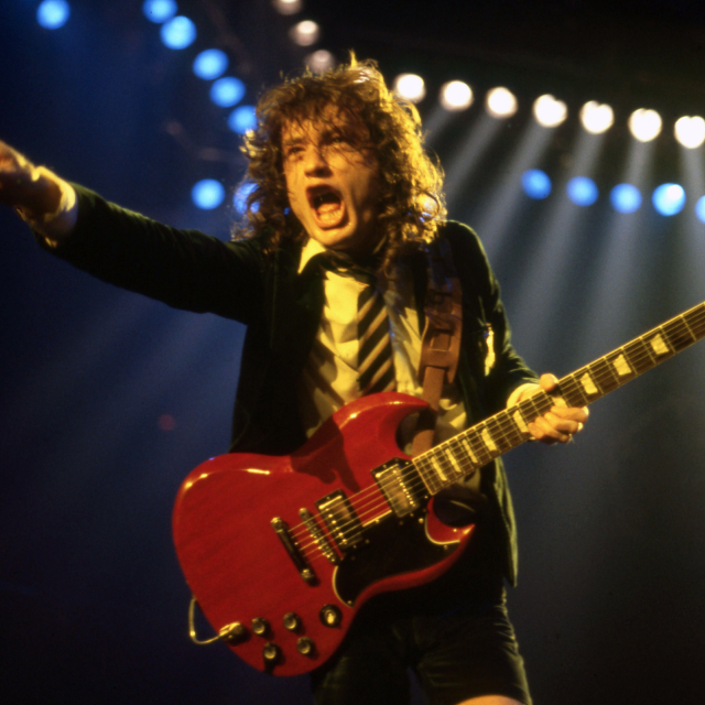 Angus Young spielt live auf der Bühne Gitarre