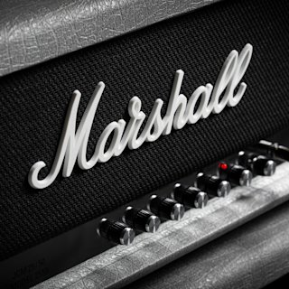 El logotipo blanco del cabezal Marshall Silver Jubilee 2555X Vintage Reissue.