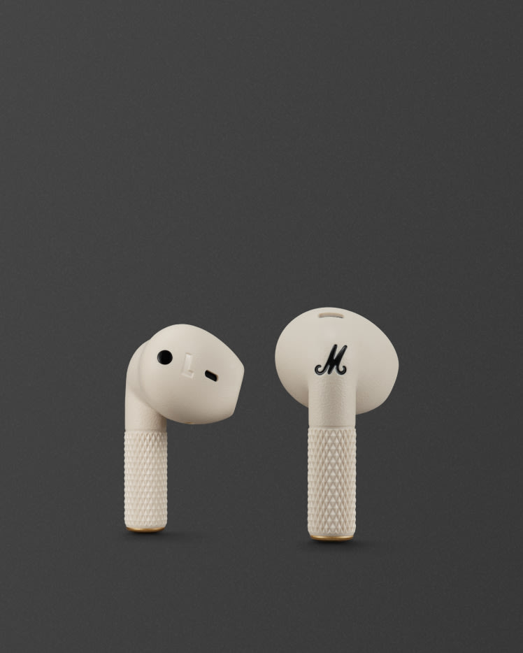 Ecouteurs sans fil Marshall Minor IV Cream sur fond sombre.