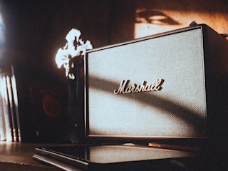 Un altavoz Marshall bajo la luz del sol.