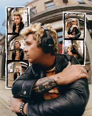 Billie Joe Armstrong con chaqueta de cuero negra y auriculares Marshall Monitor III A.N.C. Black over-ear bluetooth.