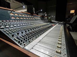 Vista lateral de la mesa de mezclas del estudio de grabación Marshall