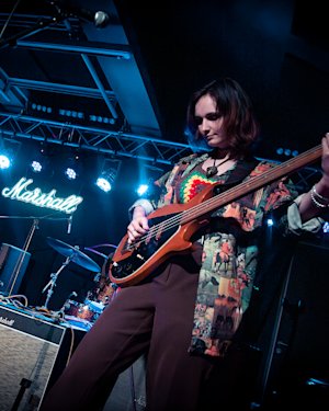 A girl playing guitar connected to the Marshall Studio Vintage Combo
