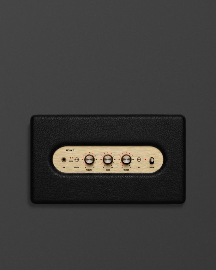 Vue de dessus de l'enceinte Marshall Acton II Black et de ses boutons de contrôle dorés.