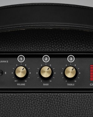 Altavoz Marshall Kilburn II visto desde arriba. Los botones de volumen, graves y agudos están marcados con los números 1-3, de izquierda a derecha.