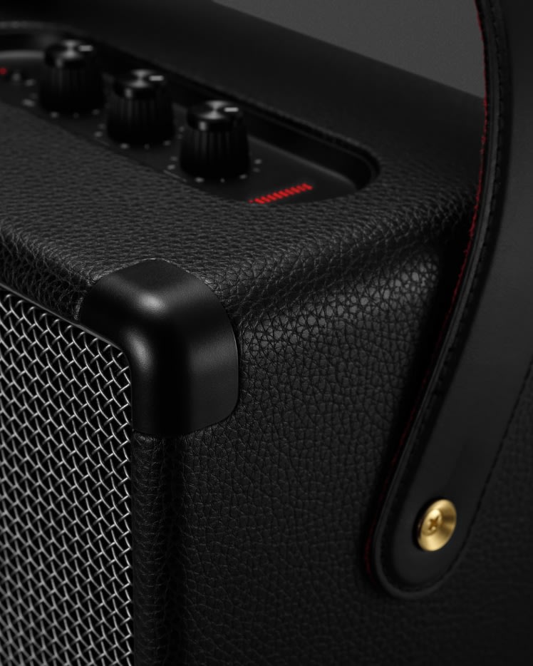 The Marshall Tufton Black Speaker has black control knobs a golden screw and a two colour handle, on the outside it is black and in the inside a velvet red.