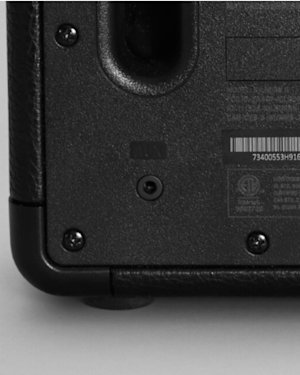 Puerto AUX en la esquina inferior izquierda, en la parte posterior del altavoz Kilburn II.