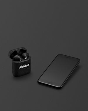 auriculares junto a un teléfono