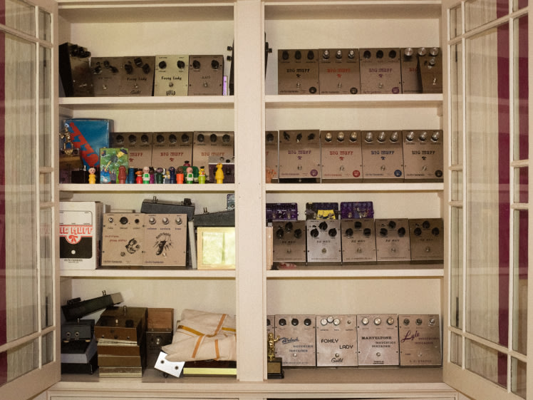 Une armoire rétro élégante remplie de pédales.