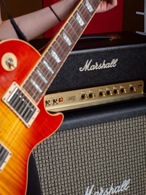 Der Marshall Origin20 Head neben der Gitarre