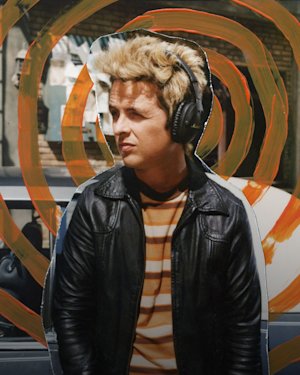 マーシャル・モニターIII A.N.C.で音楽を聴きながら目をそらすビリー・ジョー・アームストロング。