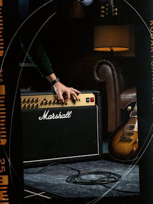 El amplificador Marshall JVM210 Combo conectado a una guitarra.