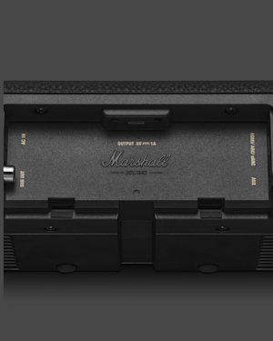 En la trampilla del panel trasero se encuentran los puertos RCA de la barra de sonido Marshall Heston 60 TV.