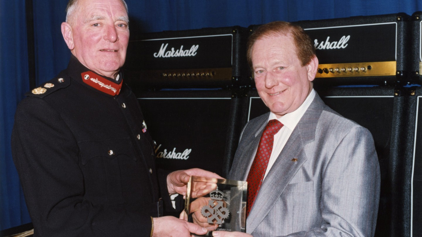 Jim Marshall nimmt den Queen's Award entgegen.