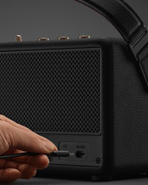 Der USB-C-Ladeanschluss auf der Rückseite eines Marshall Kilburn III-Lautsprechers.