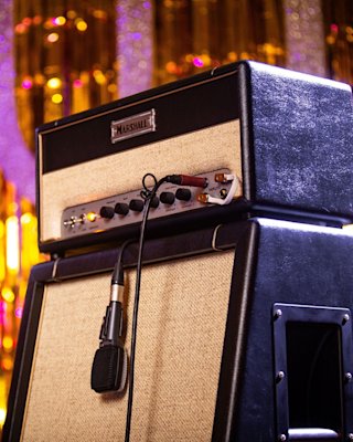 El cabezal Marshall Studio JTM apilado sobre el mueble Marshall Studio JTM
