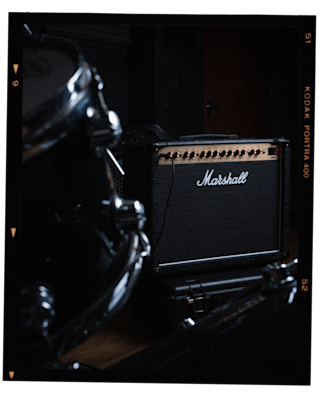 Imagen de Marshalls DSL40 Combo en un cuarto oscuro