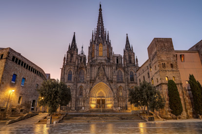 the-barcelona-cathedral-at-dawn-2026-03-25-05-05-06-utc