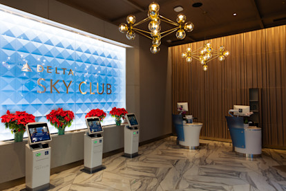 Delta Sky Club 013
