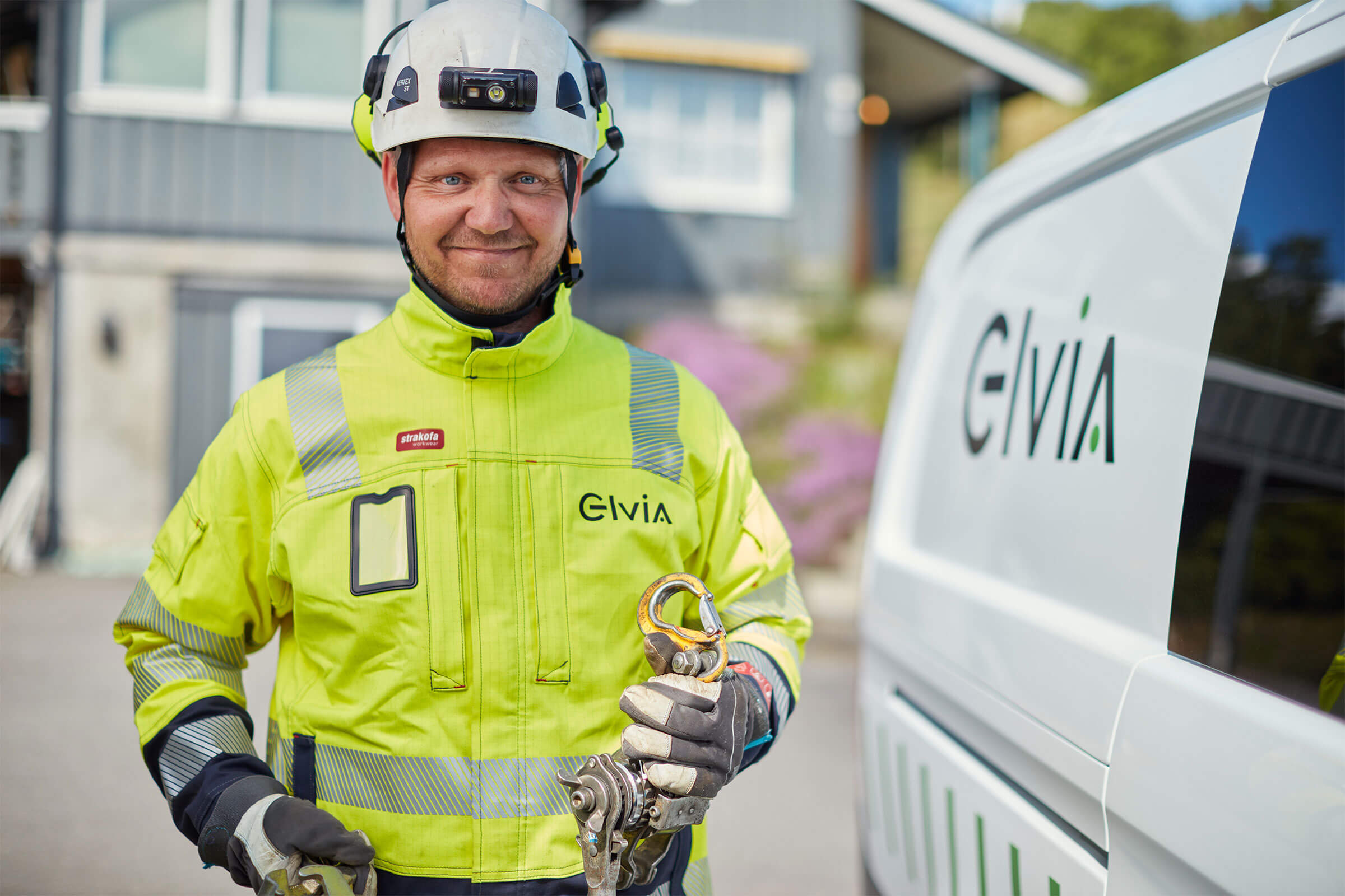 elvia ansatt med arbeidstøy og hjelm. foto