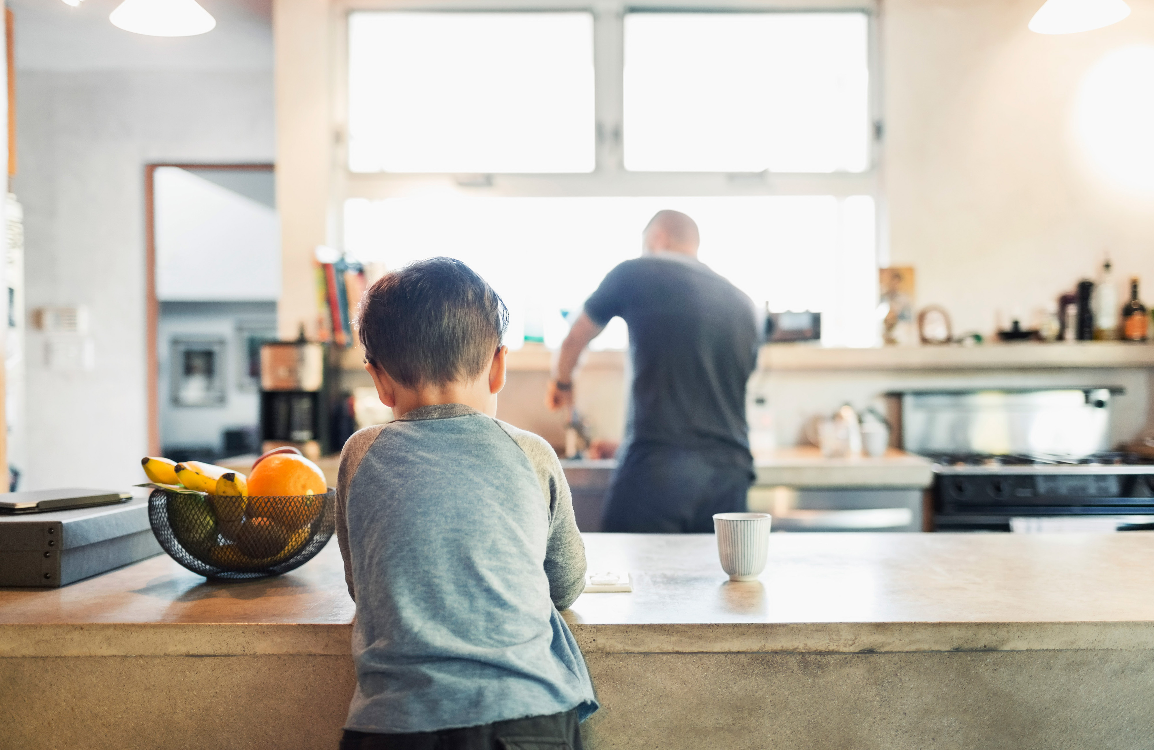 Far og sønn på kjøkkenet. Foto