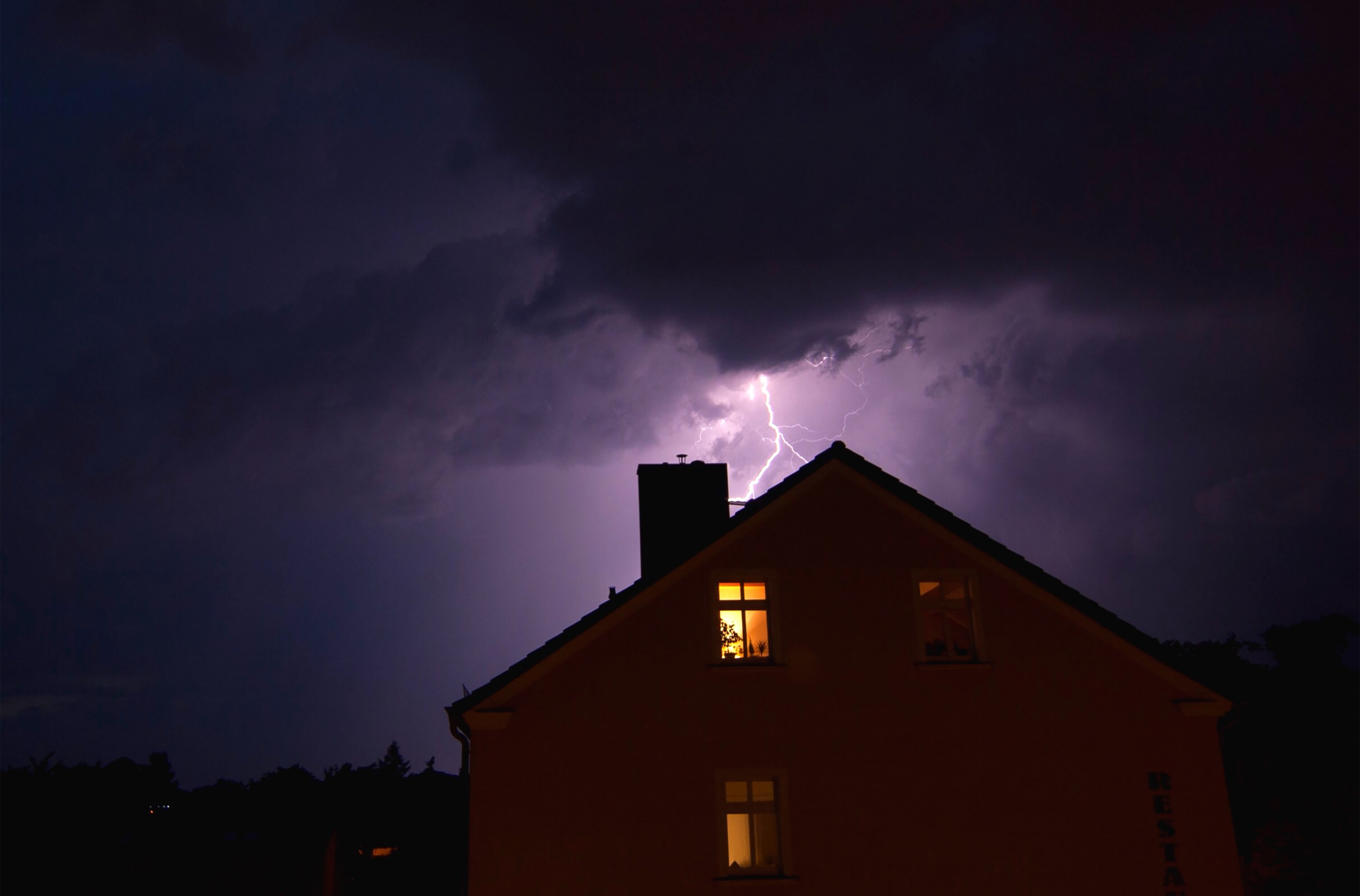 Lyn slår ned i hus. Foto