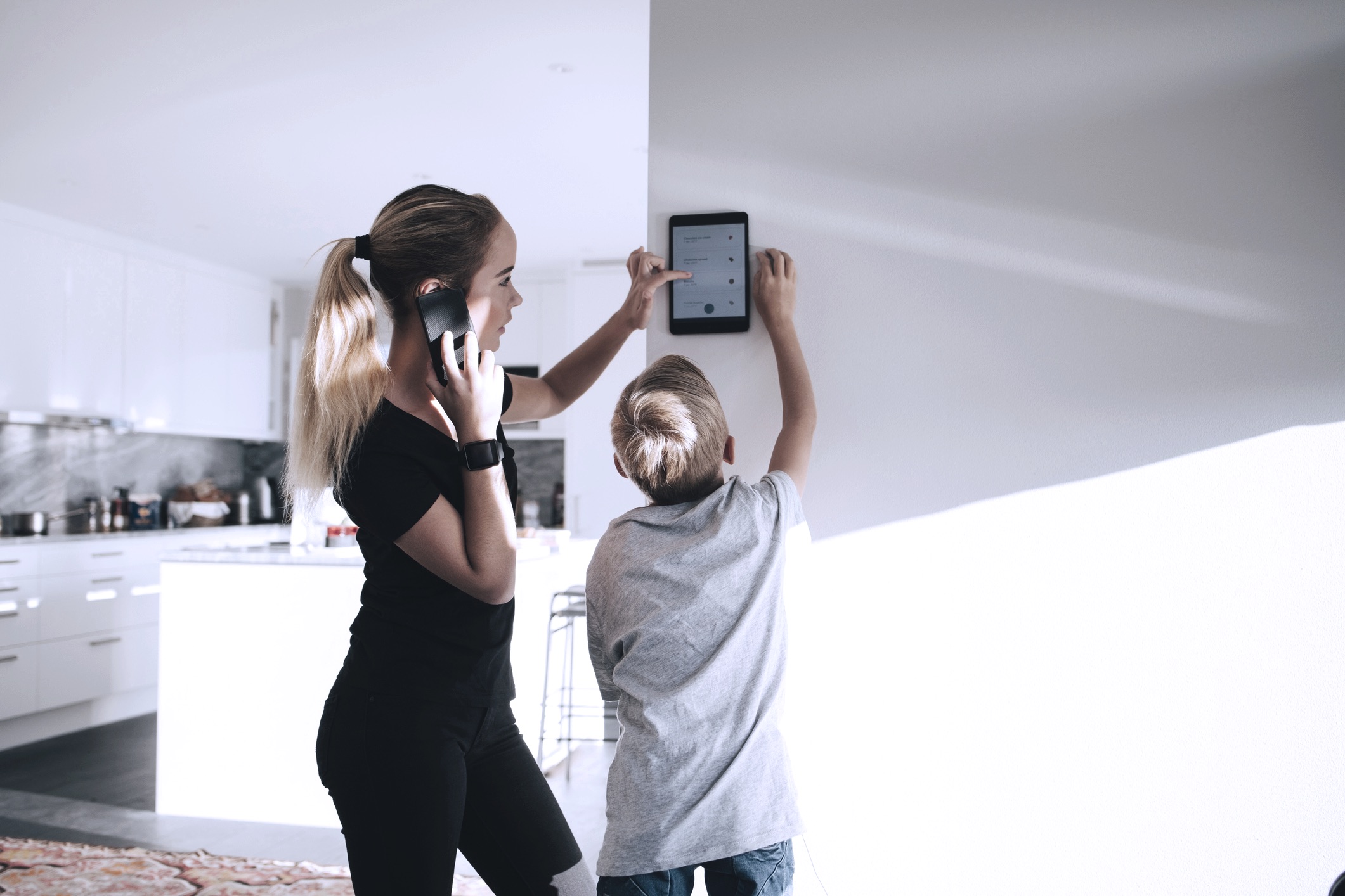 Mor og sønn bruker strøm smartere med smart device