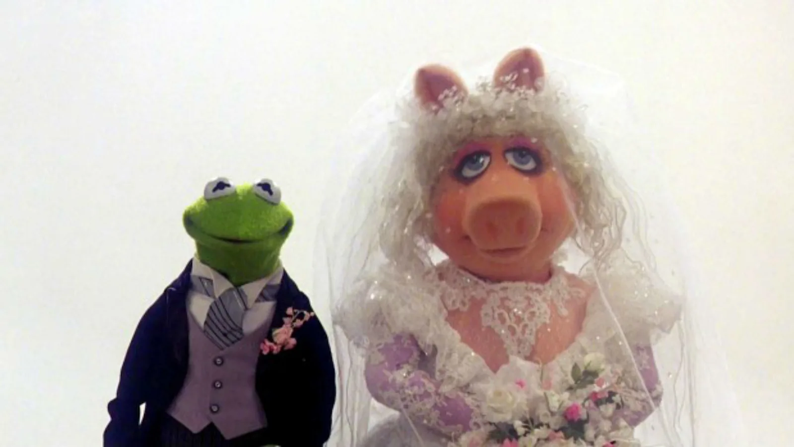 Miss Piggy Dishes on Muppets Movie, Kermit, Ernie and Bert Rumors