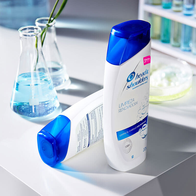 En Head & Shoulders se realizan pruebas de los productos para garantizar su efectividad En Head & Shoulders se realizan pruebas de los productos para garantizar su efectividad