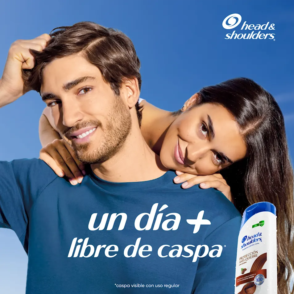Pareja con cabello saludable y libre de caspa gracias a Head & Shoulders protección anti-quiebre con cafeína shampoo