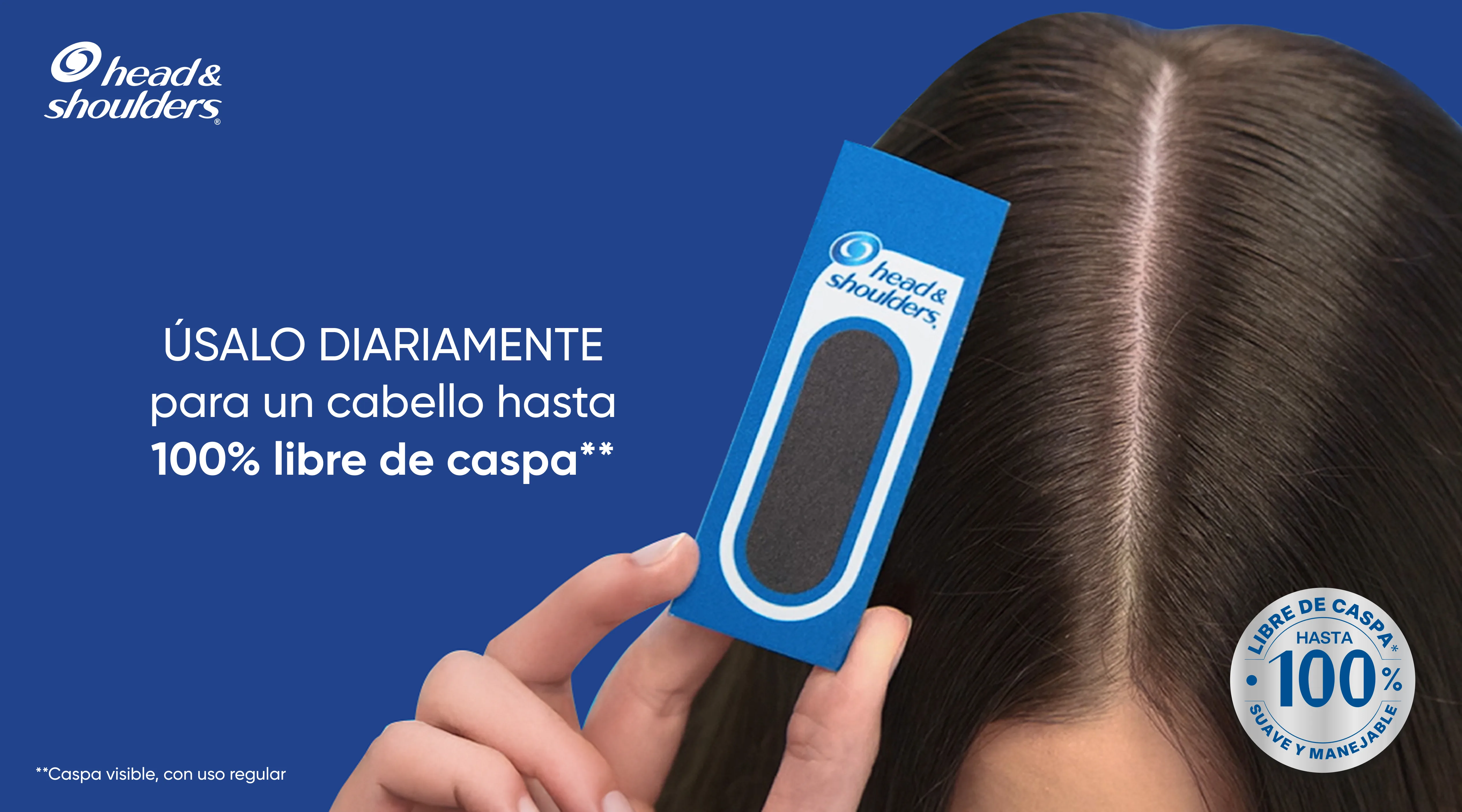 Mujer peinando su cabello con Head & Shoulders Shampoo Protección Anti-Quiebre, con texto "Úsalo diariamente para un cabello hasta 100% libre de caspa¨