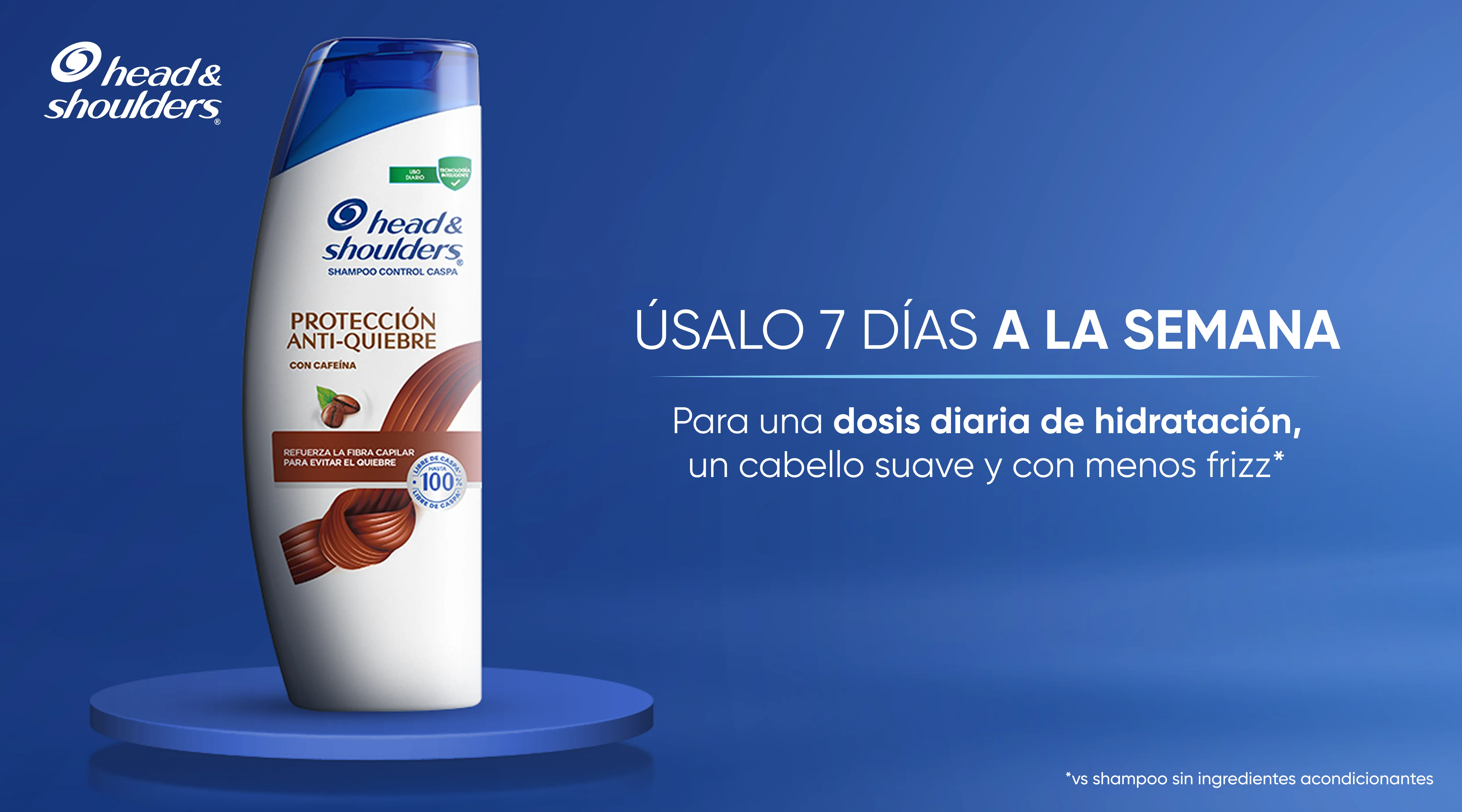 Botella de Head & Shoulders Shampoo Protección Anti-Quiebre sobre pedestal azul, con texto "Úsalo 7 días a la semana para una dosis diaria de hidratación, un cabello suave y con menos frizz