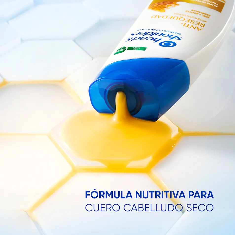 Head & Shoulders ha desarrollado la fórmula más nutritiva de su portafolio que nutre, retiene la hidratación y elimina la caspa del cuero cabelludo seco. Head & Shoulders ha desarrollado la fórmula más nutritiva de su portafolio que nutre, retiene la hidratación y elimina la caspa del cuero cabelludo seco.