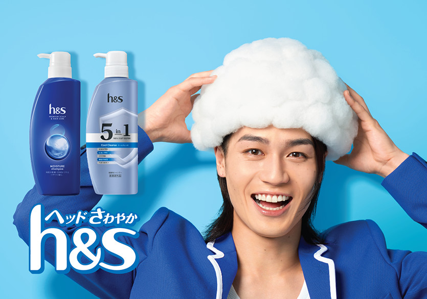 h&sのもこもこ泡のシャンプーを楽しむ笑顔の男性
