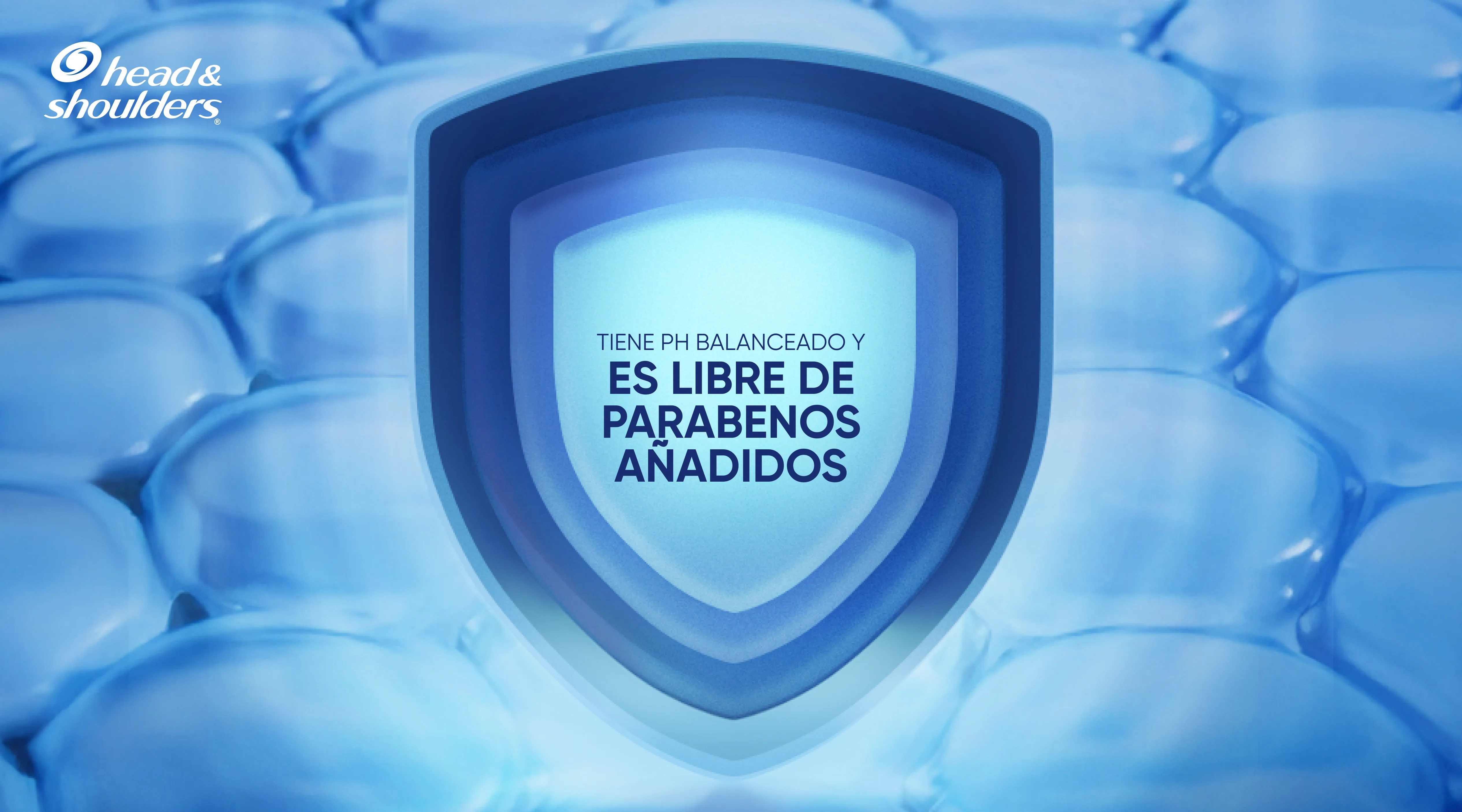 Escudo protector Head & Shoulders sobre fondo azul con burbujas, con texto "Es libre de parabenos añadidos¨