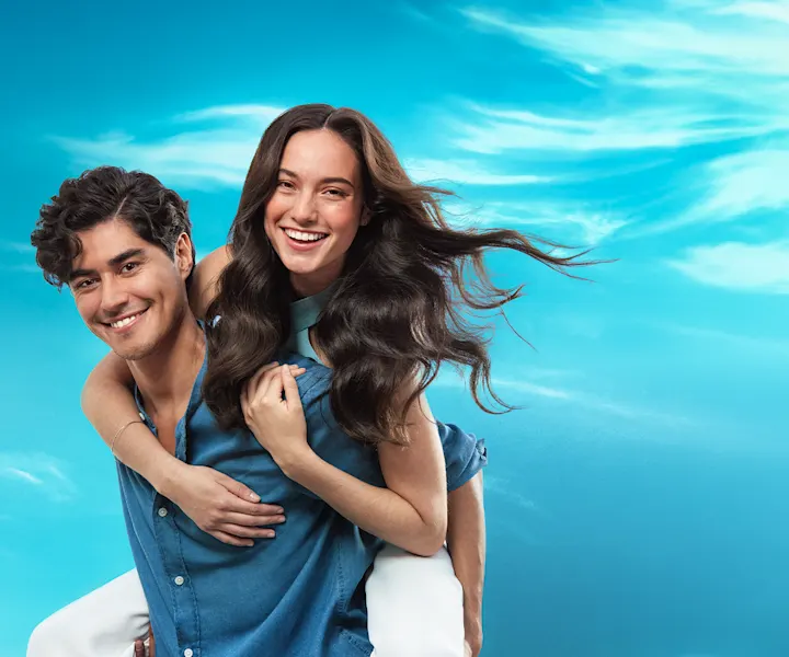 Pareja sonriendo junto al producto ANTI-COMEZON de Head & Shoulders Pareja sonriendo junto al producto ANTI-COMEZON de Head & Shoulders