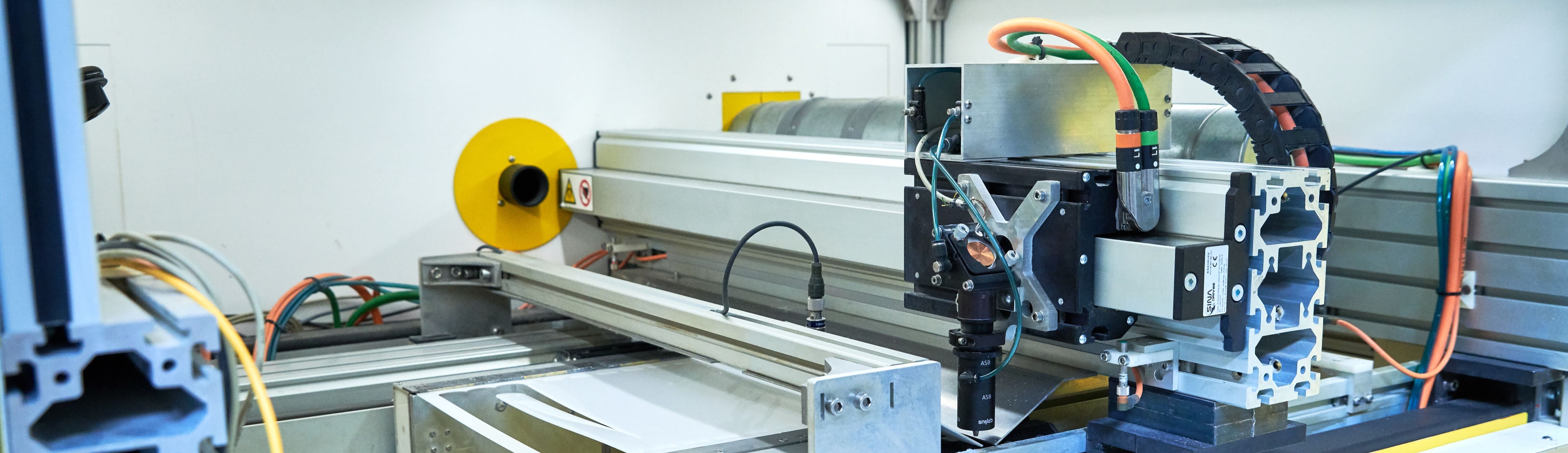 Moving laser cutting head in a laser cutting machine
