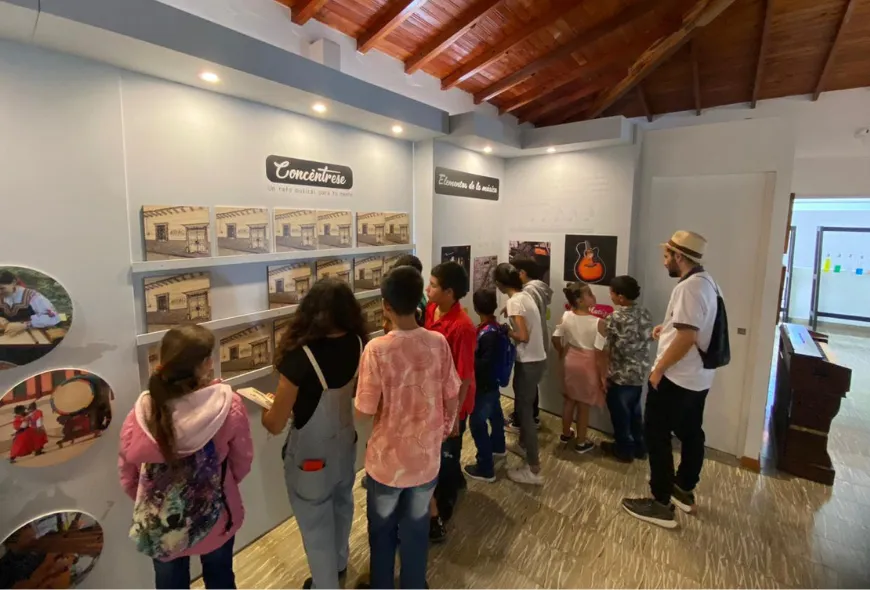 Grupo de Jornada escolar complementaria en una de las salas del Museo Maja en Jericó, Antioquia.