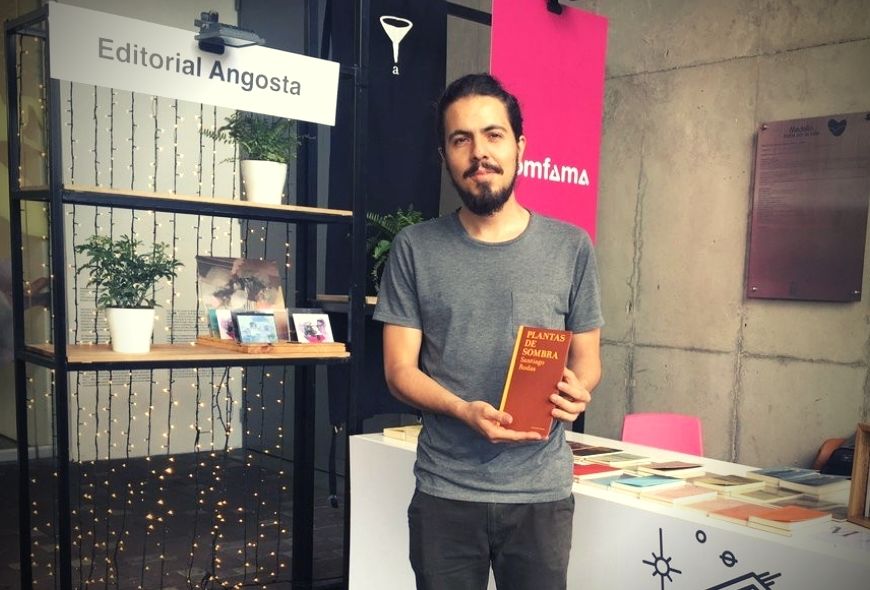 santiago rodas con libro plantas de sombra