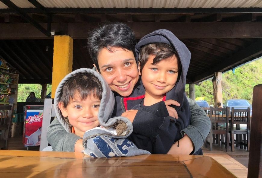Leo con mis hijos Estefanía González