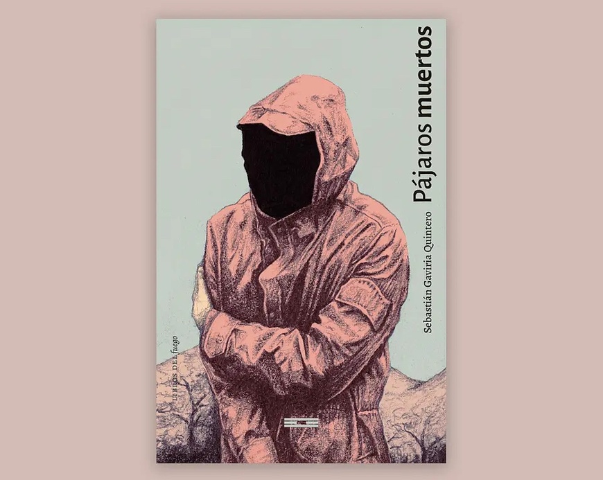 Portada del libro pájaros muertos, de Sebastián Gaviria, publicado por la editorial libros del fuego. Hombre sin rostro visible sosteniendo con su mano derecha su antebrazo izquierdo.