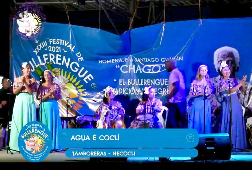 Mujeres cantan y tocan a través de la pantalla de un canal regional.